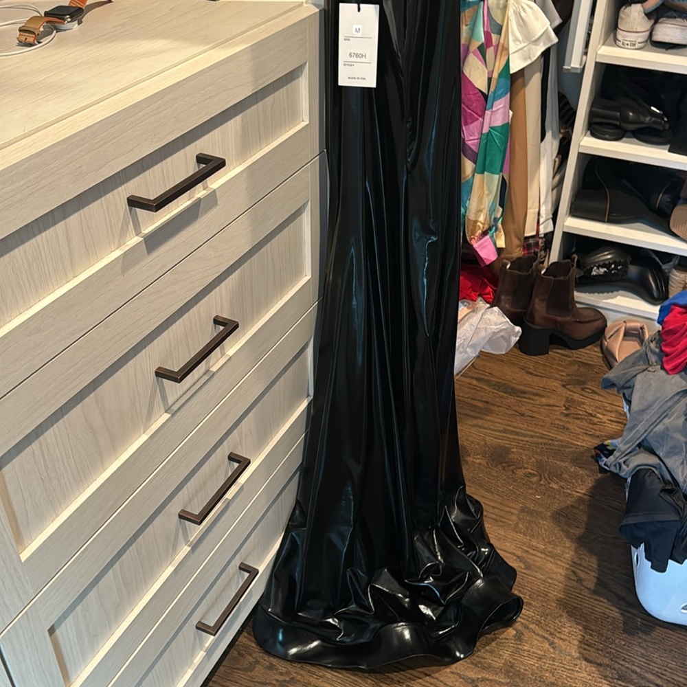 Brand new liquid black gown - Picture 4 of 4